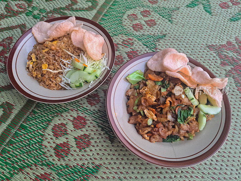 炒饭和炒白菜。Nasi Goreng Dan CapCay Goreng。食品菜单。